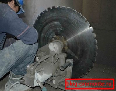 In the photo - a diamond saw on concrete. In the photo - a diamond saw on concrete.
