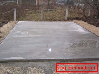 In the photo - a concrete pillow under the slab foundation. In the photo - a concrete pillow under the slab foundation.