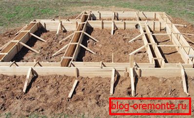 On the photo - plank form under the base of the house On the photo - plank form under the base of the house