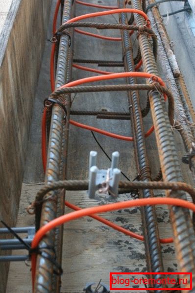 In the photo - the use of cable in the formwork for the foundation