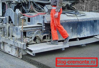 In the photo - how to use asphalt granulate