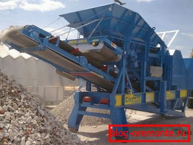 In the photo - the complex during the processing of construction waste In the photo - the complex during the processing of construction waste