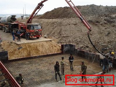 In the photo - large-scale concreting in industrial construction. In the photo - large-scale concreting in industrial construction.