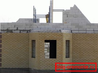 In the photo - facing the walls with bricks In the photo - facing the walls with bricks