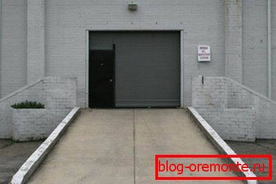 In the photo - a ramp for entering the garage In the photo - a ramp for entering the garage