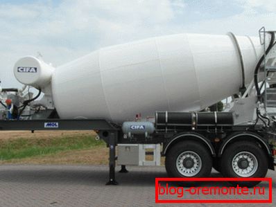 On the photo - mobile concrete mixer semi-trailer On the photo - mobile concrete mixer semi-trailer