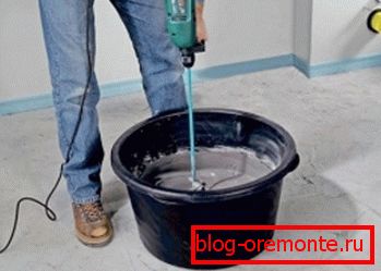 In the photo - the preparation of the solution with a mixer