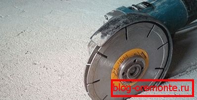 In the photo - the simplest modification of the wall chaser, structurally similar to the usual grinder In the photo - the simplest modification of the wall chaser, structurally similar to the usual grinder
