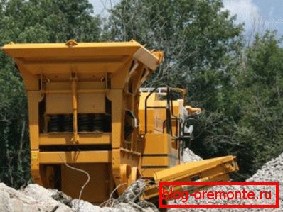 In the photo - the work of a mechanized complex for the disposal of solid construction waste. In the photo - the work of a mechanized complex for the disposal of solid construction waste.