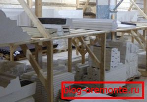 In the photo - the warehouse of finished products for the design of the facade In the photo - the warehouse of finished products for the design of the facade
