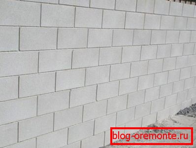 In the photo - the wall, built of foam blocks In the photo - the wall, built of foam blocks