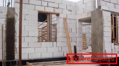 In the photo - the construction of a house with armokarkas. In the photo - the construction of a house with armokarkas.