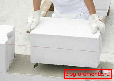 In the photo - laying aerated concrete on glue In the photo - laying aerated concrete on glue