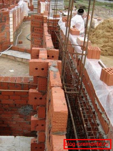 In the photo - the construction of a rigid frame In the photo - the construction of a rigid frame