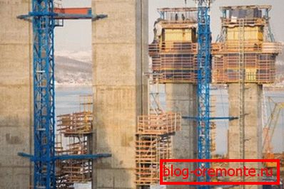 In the photo - the casting of supports using self-climbing formwork In the photo - the casting of supports using self-climbing formwork