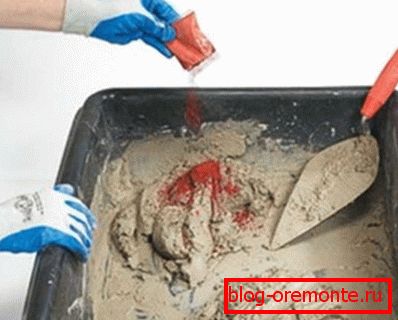 In the photo - mixing the dry pigment in the cement-sand mortar In the photo - mixing the dry pigment in the cement-sand mortar