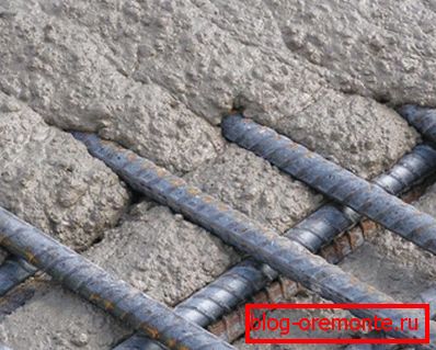 In the photo - filling of formwork with a reinforcing frame with self-compacting concrete In the photo - filling of formwork with a reinforcing frame with self-compacting concrete