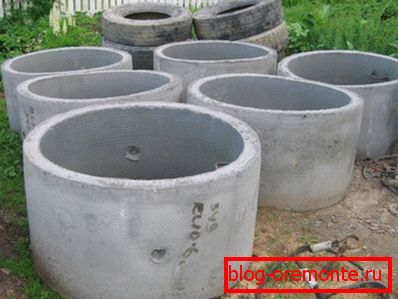In the photo - reinforced concrete rings and cables for loading into the pit In the photo - reinforced concrete rings and cables for loading into the pit