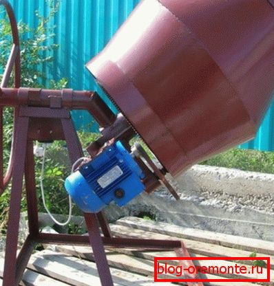 In the photo - a concrete mixer, which will greatly facilitate the workflow. In the photo - a concrete mixer, which will greatly facilitate the workflow.