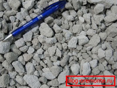 On the photo - aerated concrete crumb for construction work On the photo - aerated concrete crumb for construction work