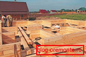 In the photo - the initial stage of the installation of log walls. In the photo - the initial stage of the installation of log walls.