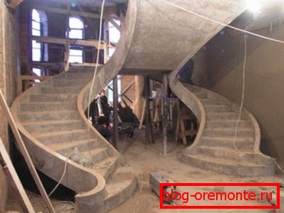 In the photo - non-standard staircase in a private house In the photo - non-standard staircase in a private house