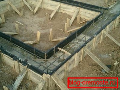 In the photo - formwork with reinforcing frame In the photo - formwork with reinforcing frame