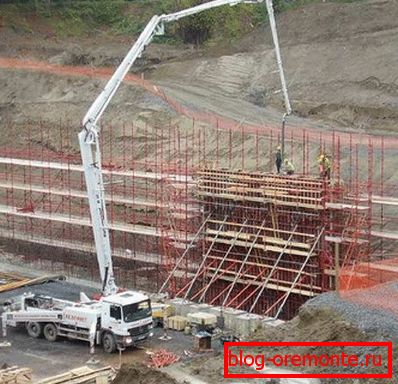 In the photo - the supply of the solution directly to the construction site. In the photo - the supply of the solution directly to the construction site.