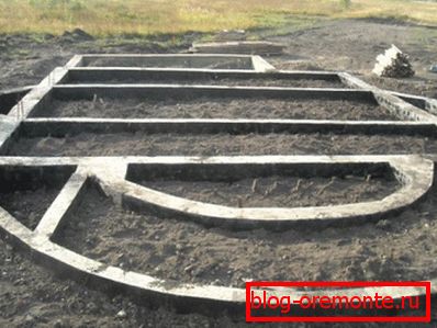 The photo is an example of a monolithic base of complex shape. The photo is an example of a monolithic base of complex shape.