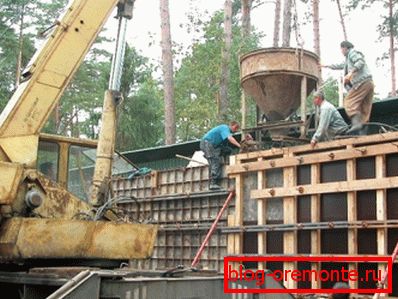 In the photo - the process of pouring walls and partitions In the photo - the process of pouring walls and partitions
