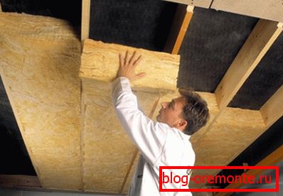 In the photo - work on the insulation of the ceiling. In the photo - work on the insulation of the ceiling.