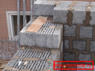 In the photo - the construction of a house of claydite-concrete products