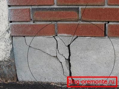 The photo is a typical example of a structural crack. The photo is a typical example of a structural crack.