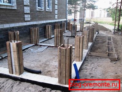 In the photo - a variant of the construction of the extension on the monolithic-tape and column foundation