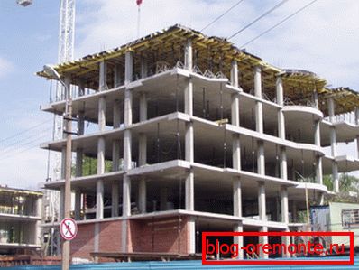 In the photo - w / w framework of a multistory building In the photo - w / w framework of a multistory building