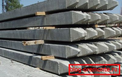 The photo shows piles of reinforced concrete. The photo shows piles of reinforced concrete.