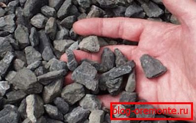 In the photo, ordinary crushed stone is an important component of concrete. In the photo, ordinary crushed stone is an important component of concrete.