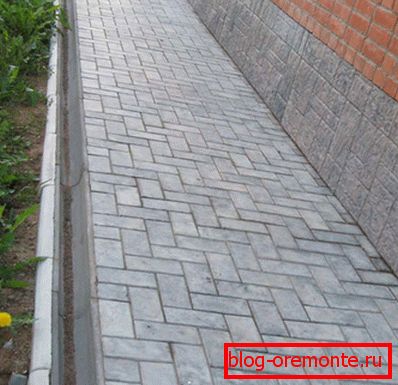 In the photo pavement decorated with paving tiles. In the photo pavement decorated with paving tiles.