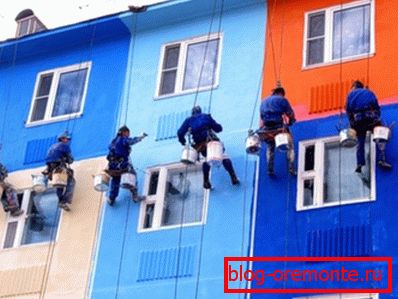 The photo shows the process of processing the concrete facade. The photo shows the process of processing the concrete facade.