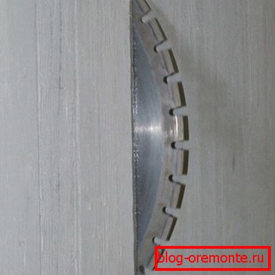 The photo shows the cutting process for concrete. The photo shows the cutting process for concrete.
