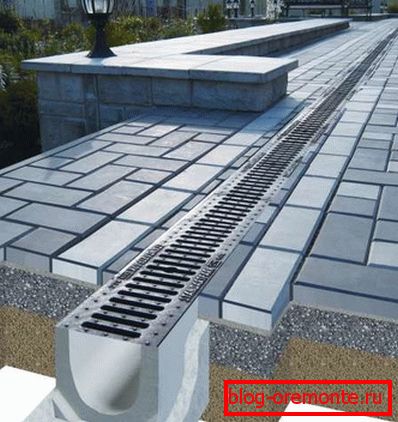 The photo shows the installation of the drainage chute. The photo shows the installation of the drainage chute.
