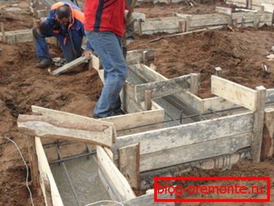 The photo shows the pouring of concrete in the formwork. The photo shows the pouring of concrete in the formwork.