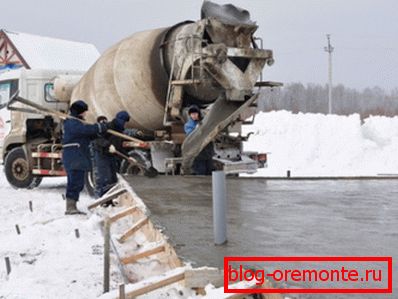 The photo shows the casting of a monolithic base in winter. The photo shows the casting of a monolithic base in winter.
