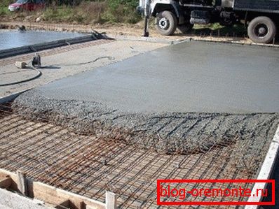 The photo shows how to pour concrete floor in winter The photo shows how to pour concrete floor in winter