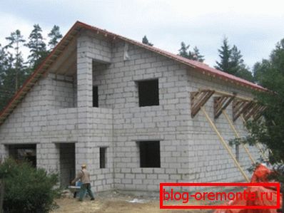The photo shows the construction of a country house of aerated concrete blocks. The photo shows the construction of a country house of aerated concrete blocks.