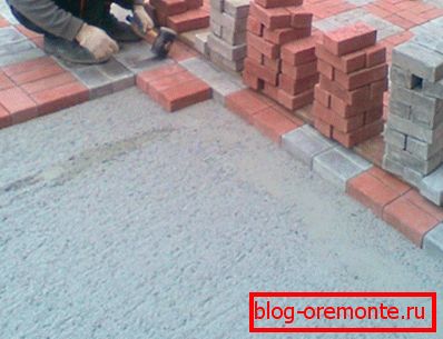 The photo shows the installation on a concrete base.