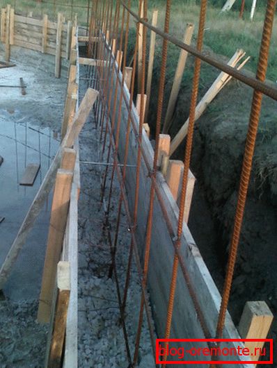 In the photo: when building walls in a monolithic way, it is important to conduct high-quality reinforcement. In the photo: when building walls in a monolithic way, it is important to conduct high-quality reinforcement.