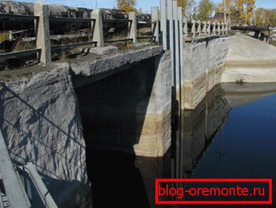 The photo shows a typical hydraulic structure. The photo shows a typical hydraulic structure.