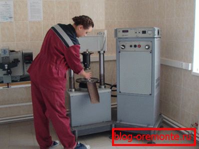 In the photo: only laboratory tests can accurately determine the brand of concrete. In the photo: only laboratory tests can accurately determine the brand of concrete.