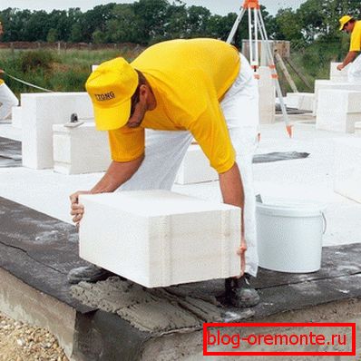 In the photo laying blocks on waterproofing. In the photo laying blocks on waterproofing.